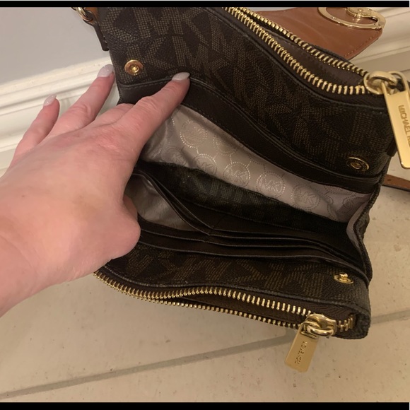 Michael Kors Crossbody purse. Mint condition!! - Picture 8 of 8